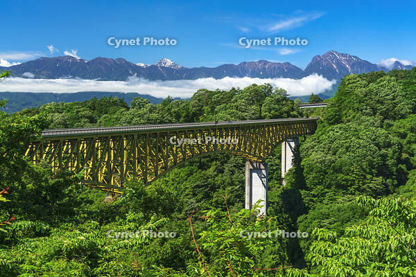 八ヶ岳高原大橋越しに南アルプスを望む [OYO110006815]