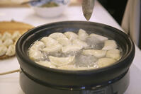 boiling dumplings in a casserole dish [PST110004183]