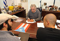 GMB SOUTHERN A SALAS MONTEVIDEO URUGUAY 25 april 2012 THE PUERTO RICAN SINGER RENÉ PEREZ, "RESIDENTE", OF THE BAND " CALLE 13 ", MET TODAY THE URUGUAYAN PRESIDENT JOSE MUJICA TO ASK FOR THE INCORPORATION OF HIS COUNTRY IN TH [PST110004199]