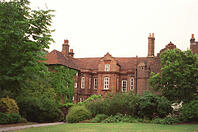 RESTORATION HOUSE Rochester, Kent The house appears in Charles Dickens' book "Great Expectations" referred to as Satis House, the home of the jilted Miss Havisham. Bandphoto Agency Photo B38 052011 12.03.1998 [PST110004271]