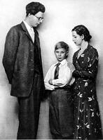 Aldous Huxley with his wife and son. aut [PST110004334]