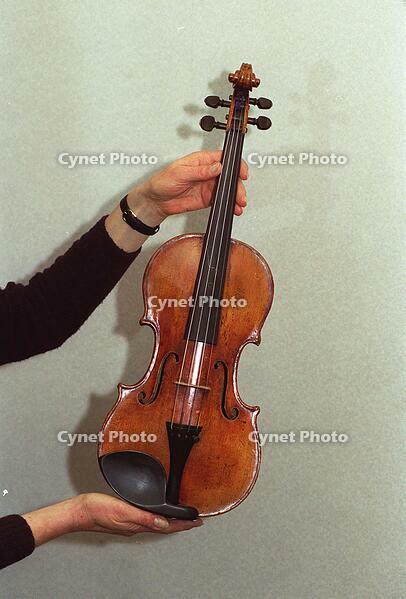 THE KREUTZER STRADIVARI VIOLIN To be auctioned at Christies, London (Made in 1727 by Italian maker Antonio Stradivari, it is expected to fetch between £650,000-£850,000 at auction) COMPULSORY CREDIT: UPPA/Photoshot Photo UCA 014415/A-29 26.02.1998 [PST110004134]