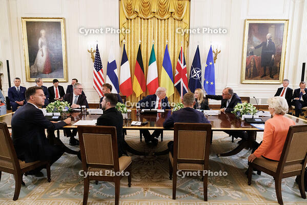 Meeting with US President Donald Trump where they will discuss the future of Ukraine at the White House. [PST110004145]