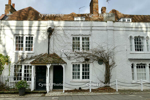 ‘Frankenstein’ author’s Marlow cottage goes on sale [PST110004179]