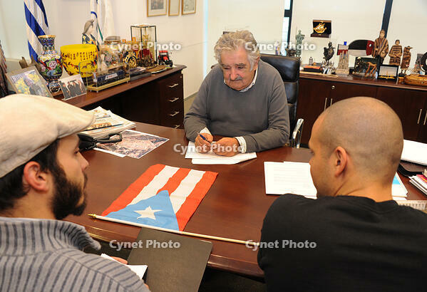 GMB SOUTHERN A SALAS MONTEVIDEO URUGUAY 25 april 2012 THE PUERTO RICAN SINGER RENÉ PEREZ, "RESIDENTE", OF THE BAND " CALLE 13 ", MET TODAY THE URUGUAYAN PRESIDENT JOSE MUJICA TO ASK FOR THE INCORPORATION OF HIS COUNTRY IN TH [PST110004199]