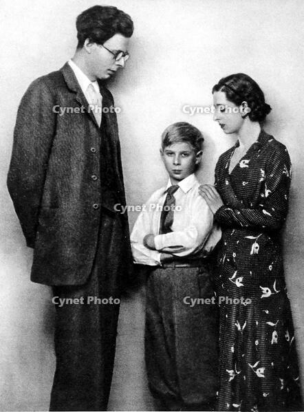 Aldous Huxley with his wife and son. aut [PST110004334]