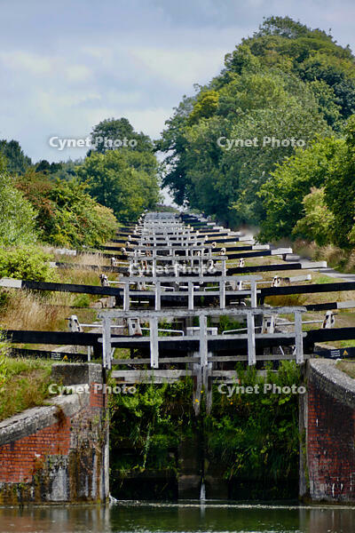 The famous Caen Hill flight of locks on the Kennet & Avon Canal is one of the Seven Wonders of the Waterways. [PST110004373]