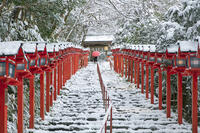 雪の貴船神社参道 [MOP110102070]
