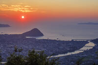 田床山展望台より萩市街と指月山と夕日 [MOP110103372]