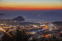 田床山展望台より萩市街と指月山夕景 [MOP110103374]