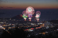 田床山展望台より萩市街と指月山夕景と萩日本海大花火大会 [MOP110103375]