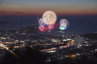 田床山展望台より萩市街と指月山夕景と萩日本海大花火大会 [MOP110103376]