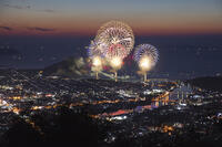 田床山展望台より萩市街と指月山夕景と萩日本海大花火大会 [MOP110103377]