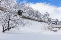 雪の金沢城公園　石川門 [MOP110104351]