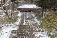 雪の鎧坂と金堂　室生寺 [MOP110104392]