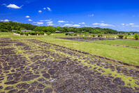 緑の飛鳥宮跡　内郭北区画舗装と甘樫丘 [MOP110105877]