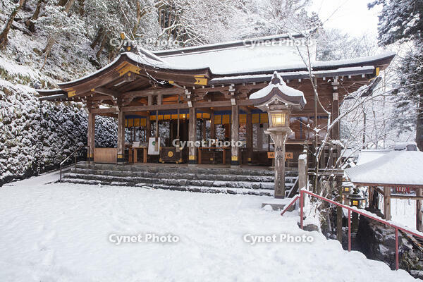雪の貴船神社拝殿 [MOP110102071]