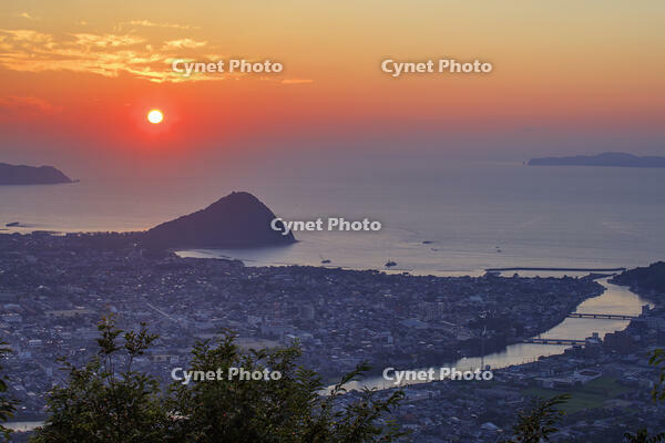 田床山展望台より萩市街と指月山と夕日 [MOP110103372]