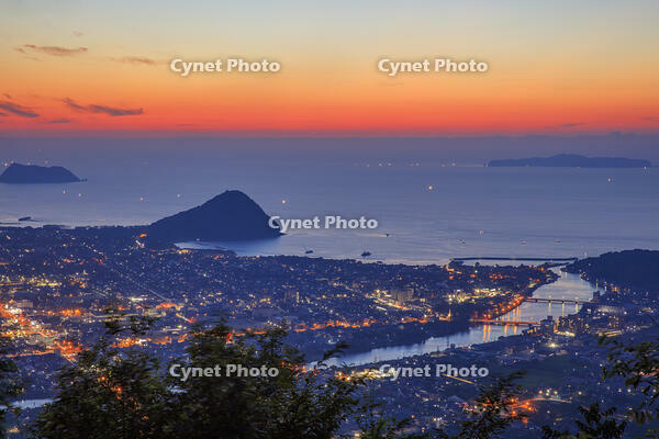 田床山展望台より萩市街と指月山夕景 [MOP110103373]
