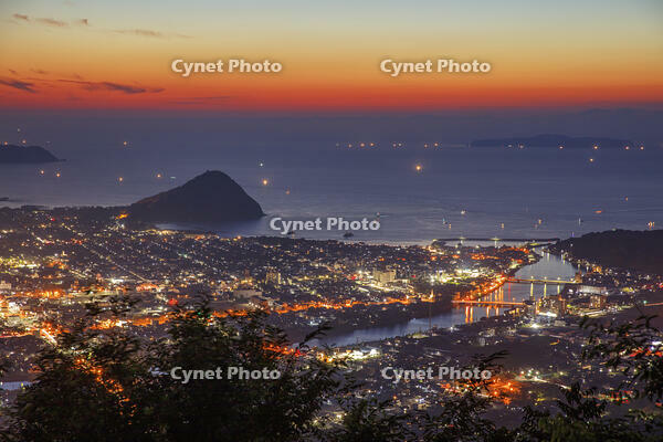 田床山展望台より萩市街と指月山夕景 [MOP110103374]