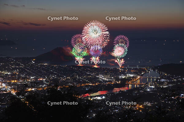 田床山展望台より萩市街と指月山夕景と萩日本海大花火大会 [MOP110103375]