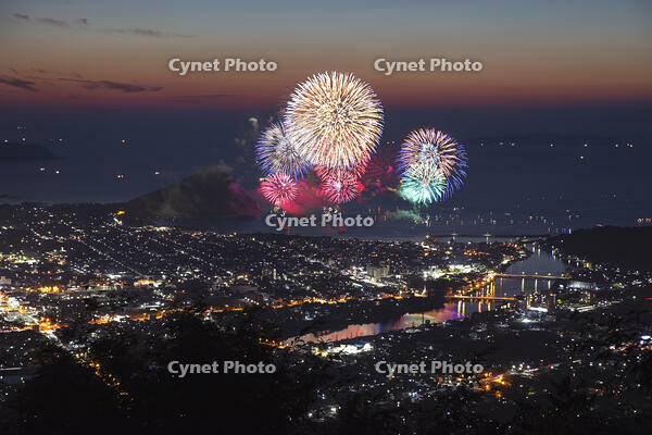 田床山展望台より萩市街と指月山夕景と萩日本海大花火大会 [MOP110103376]