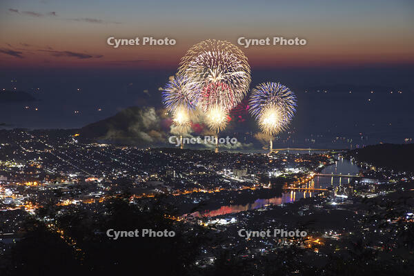 田床山展望台より萩市街と指月山夕景と萩日本海大花火大会 [MOP110103377]