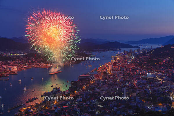 浄土寺山より尾道市街と尾道水道とおのみち住吉花火まつり [MOP110103384]