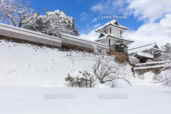雪の金沢城公園　石川門 [MOP110104350]