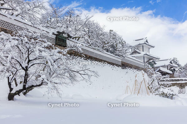 雪の金沢城公園　石川門 [MOP110104351]
