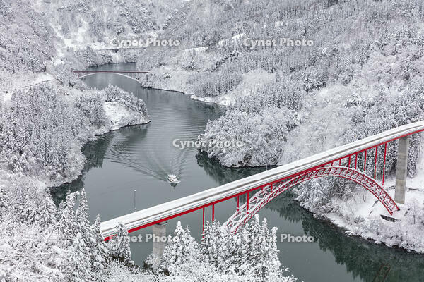 雪の庄川峡　庄川峡遊覧船と利賀大橋と長崎大橋 [MOP110104363]