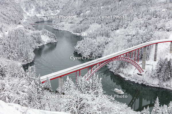 雪の庄川峡　庄川峡遊覧船と利賀大橋と長崎大橋 [MOP110104364]