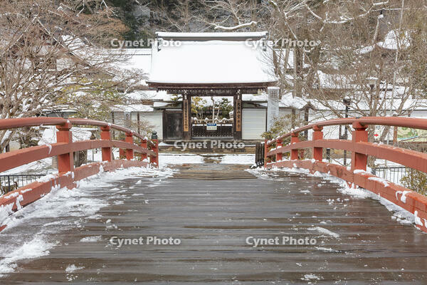 雪の太鼓橋　室生寺 [MOP110104394]