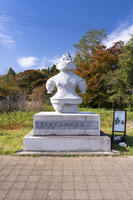 亀ヶ岡石器時代遺跡の遮光器土偶モニュメント [TMT110001585]