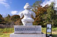 亀ヶ岡石器時代遺跡の遮光器土偶モニュメント [TMT110001586]