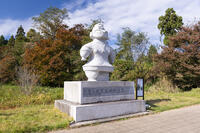 亀ヶ岡石器時代遺跡の遮光器土偶モニュメント [TMT110001587]