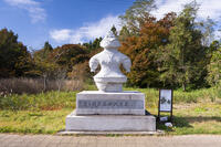 亀ヶ岡石器時代遺跡の遮光器土偶モニュメント [TMT110001588]