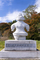 亀ヶ岡石器時代遺跡の遮光器土偶モニュメント [TMT110001590]