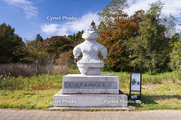 亀ヶ岡石器時代遺跡の遮光器土偶モニュメント [TMT110001588]