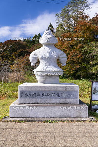 亀ヶ岡石器時代遺跡の遮光器土偶モニュメント [TMT110001589]