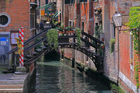 小運河に架かる小さな橋 [HMA110003328]