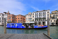 大運河を航行する水上バス　ベネチア [HMA110003336]