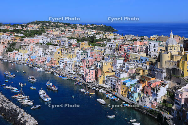 早朝のプロチダ島の入り江 [HMA110003434]