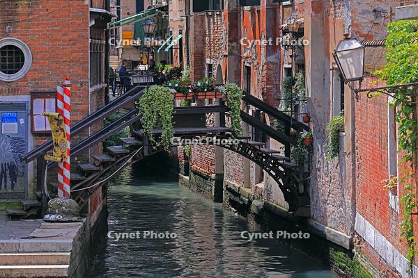 小運河に架かる小さな橋 [HMA110003328]