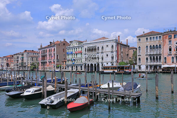 大運河に面して立つ家並み　ベネチア [HMA110003330]