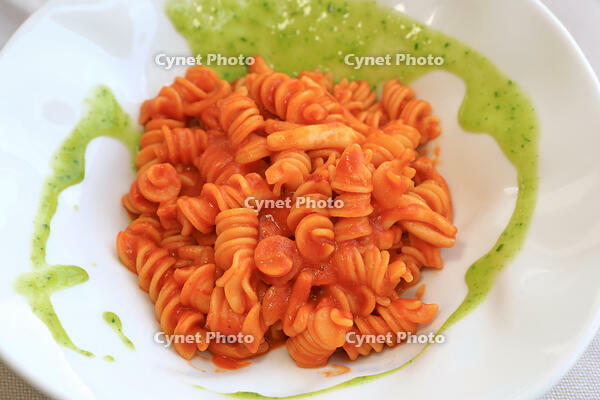 イタリア料理　トマトソースのフジッリ [HMA110003333]