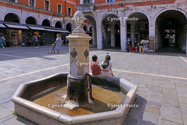 カンポサンジャコメットの噴水　リアルト　ベネチア [HMA110003337]