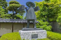 五個荘近江商人屋敷の天秤の訓の銅像 [SNO110019322]