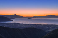 琵琶湖・湖北の朝焼けと竹生島 [SNO110019467]