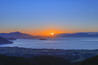 琵琶湖・湖北の朝日と竹生島 [SNO110019469]